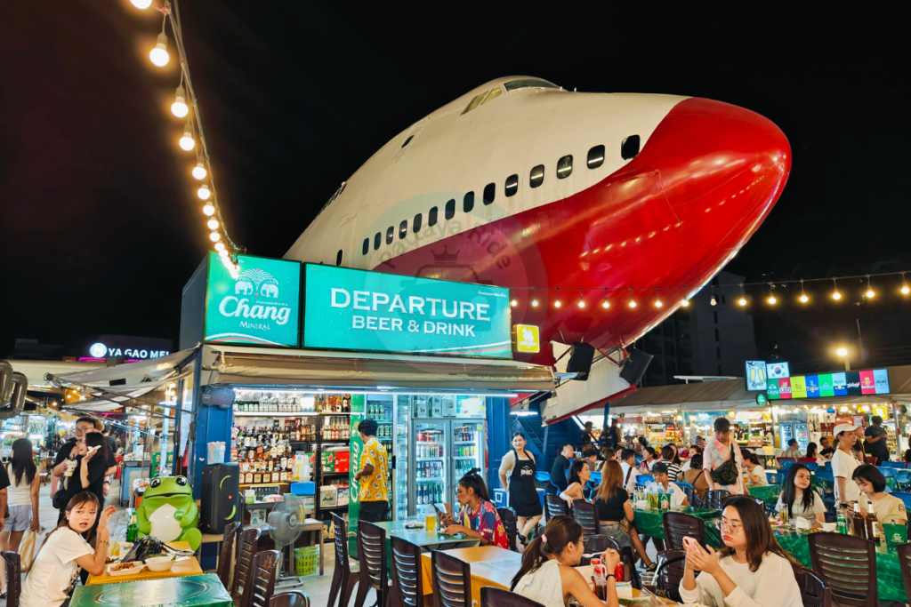 Outdoor-street-food-vendors-at-Runway-Market- Pattaya